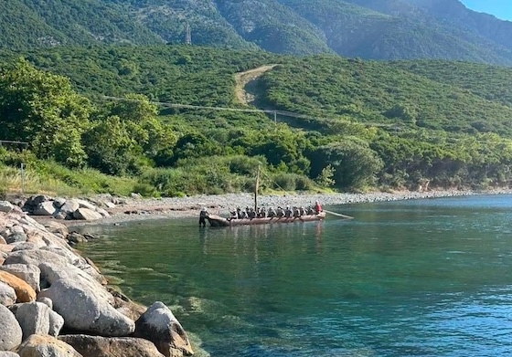 Έφτασε στη Σαμοθράκη το μονόξυλο σκάφος με το πλήρωμα του.