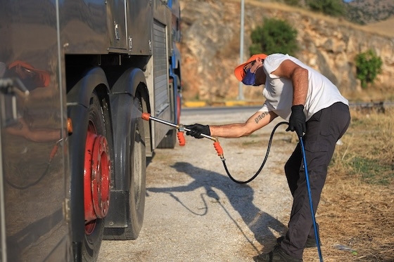 Τα συνεργεία απολύμανσης λειτουργούν στο πλαίσιο των μέτρων πρόληψης και καταστολής ζωονόσων, όπως η αφθώδης πυρετός και η ευλογιά των αιγοπροβάτων.
