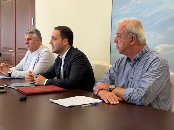 Τη συνέντευξη παραχώρησαν από κοινού ο Υφ. Ψηφιακής Διακυβέρνησης κ. Χ. Δερμεντζόπουλος, ο Περιφερειάρχης ΑΜΘ κ. Χ. Τοψίδης και ο Προϊστάμενος της Διεύθυνσης Μεταφορών και Επικοινωνιών της ΠΑΜΘ.