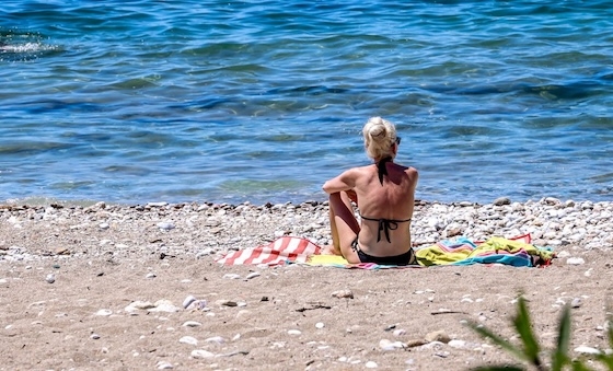 Μία από τις ενήλικες γυναίκες εξέφρασε την πρόθεση να υποβάλει μήνυση εναντίον του.