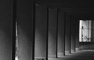 'Ντου' της Αστυνομίας στο 'κρυφό πάρτυ της αποθήκης'.