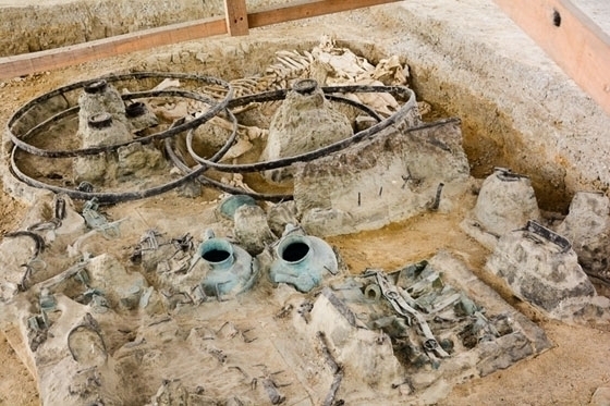 Το έργο του μουσειακού χώρου στον ταφικό τύμβο της Μικρής Δοξιπάρας-Ζώνης,  θα προσομοιάζει πολύ στο μουσείο των βασιλικών τάφων στη Βεργίνα.