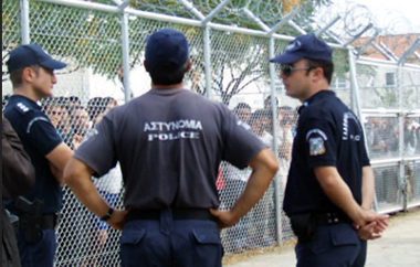 Προσωρινά  κρίθηκε η τύχη των 102 αστυνομικών που υπηρετούν στο Κέντρο Κράτησης Μεταναστών Κομοτηνής.