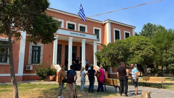 Στους τρεις συλληφθέντες απαγγέλθηκαν κατηγορίες για αρπαγή κατά συρροή, για διέγερση σε διάπραξη εγκλημάτων για τέλεση βιαιοπραγιών και για έκθεση κατά συρροή.