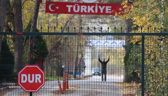 Φωτογραφία αρχείου από το 2019 όταν ένας τζιχαντιστής "εγκλωβίστηκε" στη νεκρή ζώνη ανάμεσα Ελλάδας Τουρκίας. 