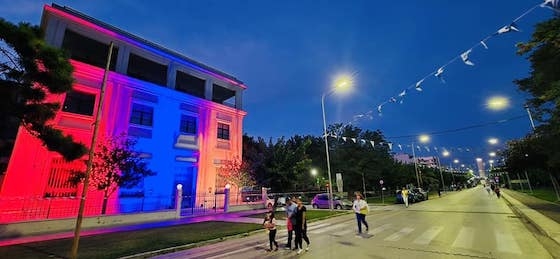 Στα χρώματα της σημαίας της Αρμενίας φωταγωγήθηκε το πρώην κτήριο της τράπεζας Ελλάδος στην Αλεξανδρούπολη.