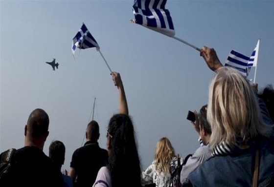 Θα πραγματοποιηθεί κοινή παρέλαση των αναπήρων πολέμου, μαθητών, σπουδαστών, προσκόπων, οδηγών, της σχολής Νοσοκόμων, του παραρτήματος του Ερυθρού Σταυρού, Πολιτιστικών Συλλόγων και Αθλητικών Σωματείω