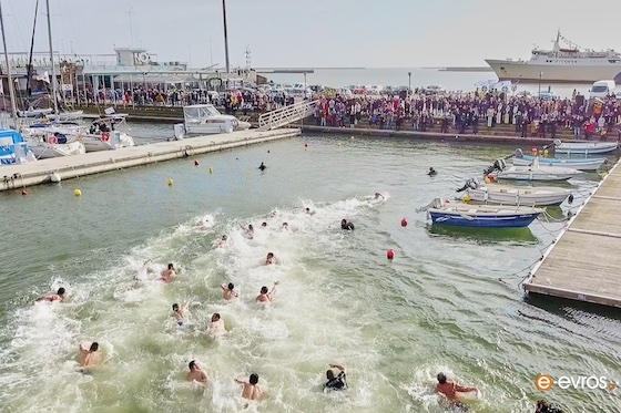 Ανήμερα των Θεοφανείων στο λιμάνι της πόλεως, θα πραγματοποιηθεί ο αγιασμός των υδάτων και η ρίψη του Τιμίου Σταυρού.