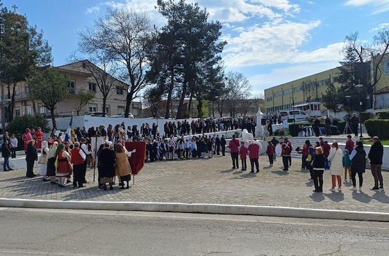  Μπροστά στο "Μνημείο Τιμής και Μνήμης των Θράκων Προσφύγων", στο Διδυμότειχο.