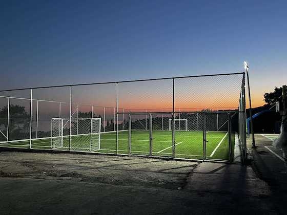 Καλοκαίρι με μπάλα, παιχνίδι και ασφάλεια στην ανανεωμένη κατασκήνωση του Δήμου.