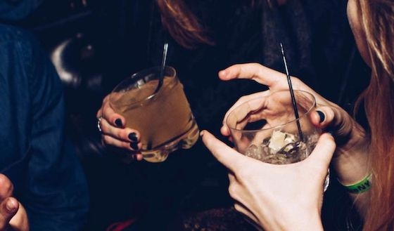 Η δικογραφία που σχηματίστηκε περιλαμβάνει και δύο ακόμη ημεδαπούς, οι οποίοι φέρονται ως ιδιοκτήτες του καταστήματος.