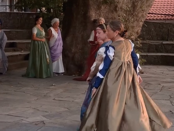 Το δρώμενο πραγματοποιήθηκε στο πλαίσιο του καλοκαιρινού προγράμματος «Nozze sforzesche», που διοργανώθηκε από τον ιταλικό σύλλογο ADA Danze Antiche.