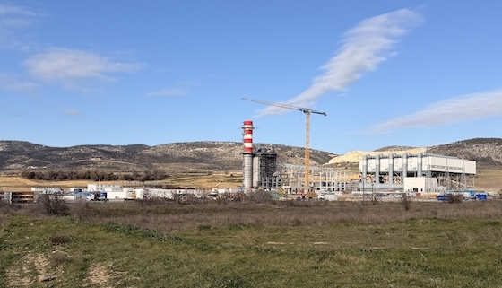 Η μονάδα, που θα έχει και εξαγωγικό προσανατολισμό, θα συνδεθεί στο Κέντρο Υπερυψηλής Τάσης του ΑΔΜΗΕ στη Νέα Σάντα, όπου καταλήγει και η δεύτερη γραμμή διασύνδεσης με τη Βουλγαρία.