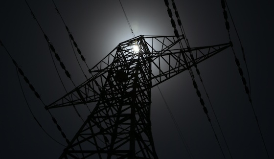 Μετά από συντονισμένες ενέργειες, η ηλεκτροδότηση αποκαταστάθηκε προσωρινά, επιτρέποντας στην πόλη να επανέλθει στους κανονικούς της ρυθμούς.