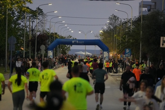 Οι συμμετέχοντες διέσχιζαν την παραλιακή ζώνη κάτω από το φως του φεγγαριού, στέλνοντας ένα ξεκάθαρο μήνυμα αισιοδοξίας.