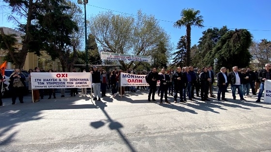 Οι δημόσιες υπηρεσίες αναμένεται να παραμείνουν κλειστές καθ’ όλη τη διάρκεια της ημέρας.