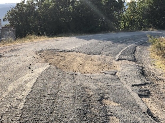Το έργο με συνολικό προϋπολογισμό 300.000 ευρώ, προβλέπει την αποκατάσταση συνολικά 6.484 τ.μ. οδοστρώματος.