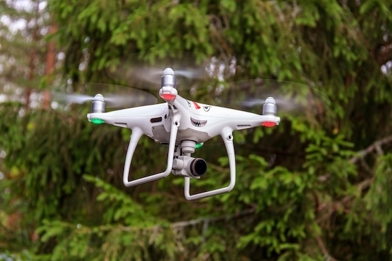   Τα drones επιτηρούν δασικές και λοιπές περιοχές υψηλού κινδύνου, τόσο κατά τη διάρκεια της ημέρας όσο και τη νύχτα.