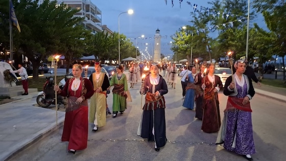 Δεν ήταν απλώς μια πορεία με αναμμένες δάδες. Ήταν μια διαδρομή μνήμης.