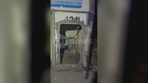 Τα πλάνα καταγράφουν το όχημα και το ειδικό τρέιλερ μεταφοράς αλόγων, στο εσωτερικό του οποίου οι μετανάστες είχαν στοιβαχθεί προκειμένου να αποφύγουν τον εντοπισμό.
