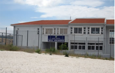 Η μία από τους συνολικά πέντε εκπαιδευτικούς του σχολείου από τη νέα χρονιά μετατίθεται.