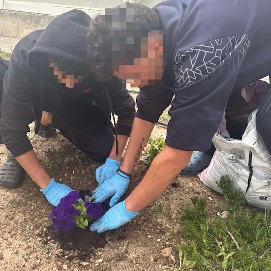 Ένας συμβολικός κήπος από τα ασυνόδευτα παιδιά δημιουργήθηκε στο ΚΥΤ Φυλακίου.