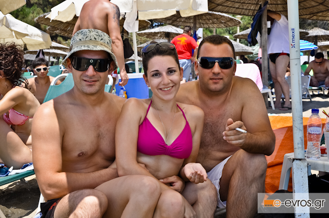 Μπανάκι στην γαλάζια παραλία του Aqua Mare, στην Αγ. Παρασκευή.