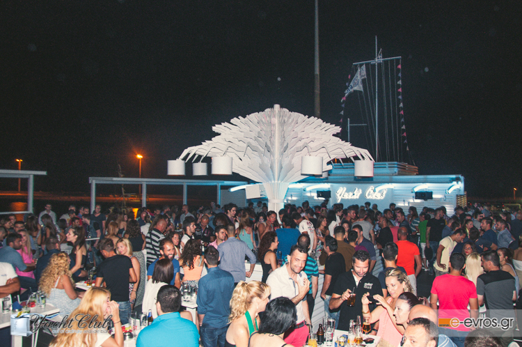 Έχει άλλο αέρα εκεί πάνω, στην ταράτσα του Yacht club.