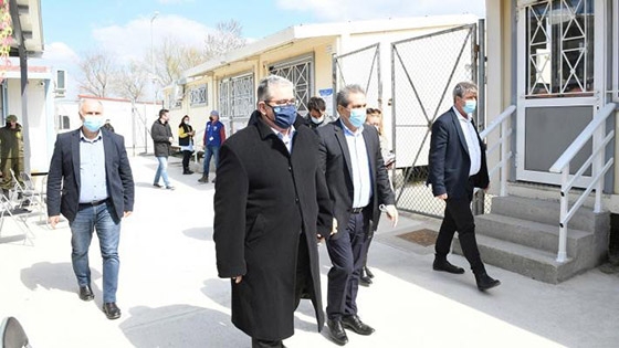 Στιγμιότυπο από την επίσκεψη του γγ της ΚΕ του ΚΚΕ στο ΚΥΤ Φυλακίου.