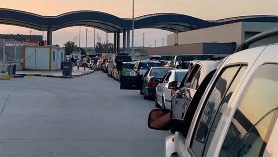 Ουρές χιλιομέτρων στο τελωνείο. 
