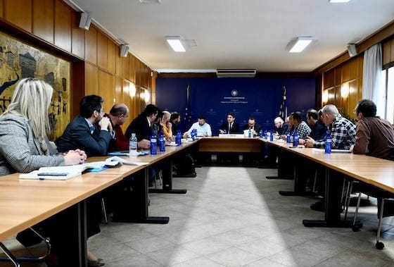 Στη σύσκεψη αναλύθηκαν όλες οι πρωτοβουλίες που έχει αναλάβει το ΥΠΑΑΤ αλλά και όσες δρομολογεί, με στόχο την προστασία του ελληνικού μελιού.