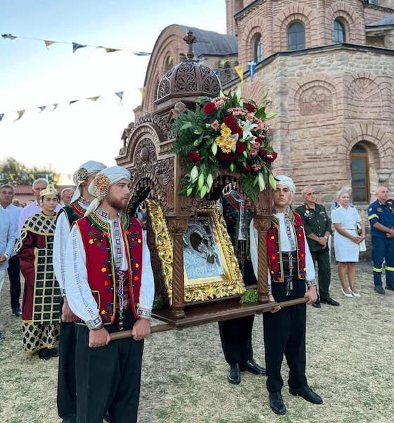 Μετά τη Θεία Λειτουργία ακολούθησε  η Λιτάνευση της ιεράς εικόνος Παναγίας στους δρόμους των Φερών.