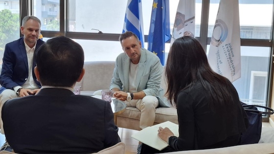 Συζητήθηκε επίσης η δυνατότητα συνεργασίας με το Κινεζικό Κέντρο Πολιτισμού στην Αθήνα. 