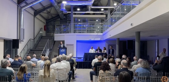 Με ελάχιστο κόσμο πραγματοποιήθηκε η ομιλία του Υπουργού Μετανάστευσης και Ασύλου.