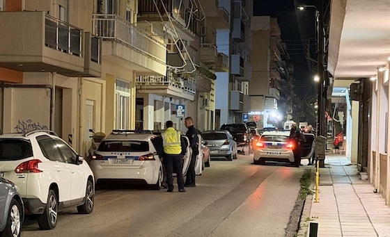 Ομάδα ανηλίκων προκαλούσε ταραχή χτυπώντας πόρτες σπιτιών και πετώντας κροτίδες.