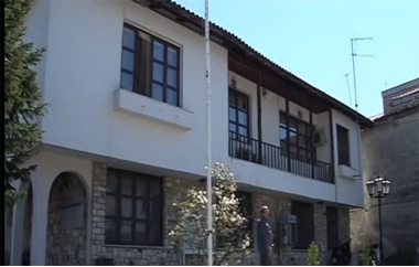 Ανάμεσα στους παραλήπτες των ειδοποιητηρίων συμπεριλαμβάνονται και νεκροί.