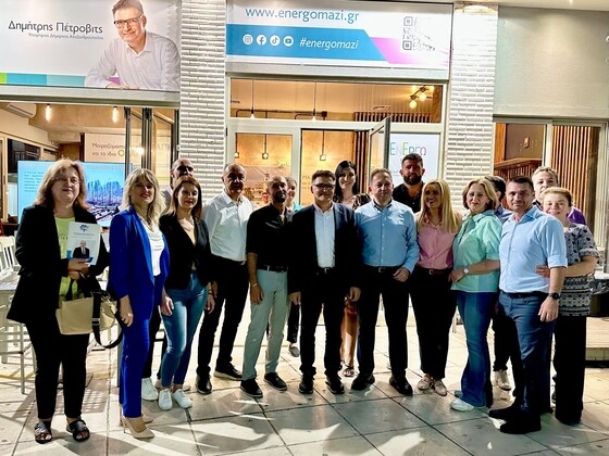 Οι δύο πρώην Υπουργοί φωτογραφήθηκαν μπροστά στο εκλογικό κέντρο του Δ. Πέτροβιτς