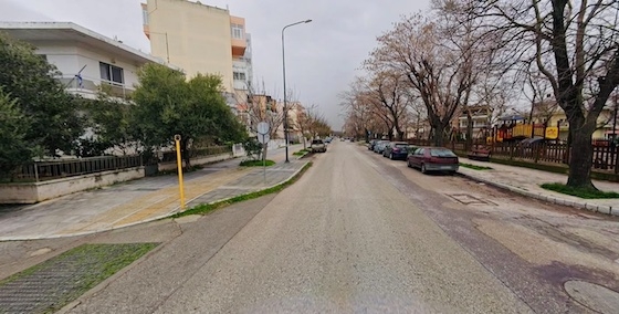 Οι διαπλατύνσεις των πεζοδρομίων στις γωνίες των διασταυρώσεων είναι γνωστές διεθνώς ως curb extensions.