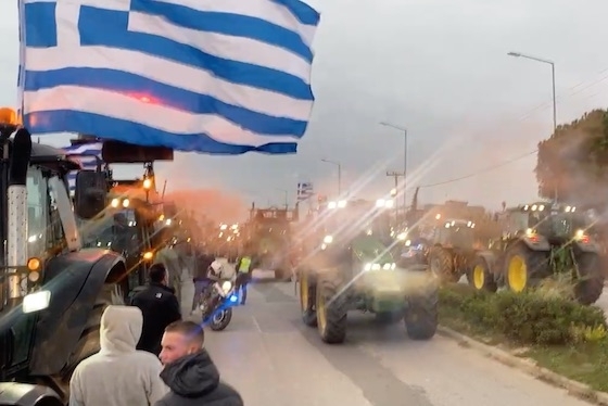 Όσοι μείνουν πίσω, θα προχωρήσουν σε παράλληλες δράσεις σε τελωνεία και λιμάνια σε διάφορα σημεία της χώρας για να ασκηθεί πίεση στην κυβέρνηση.