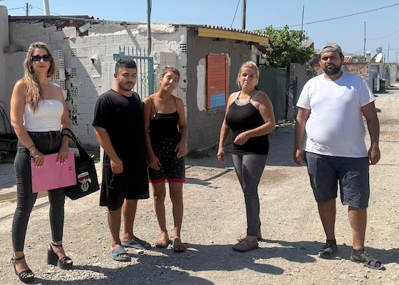 Η Διευθύντρια της ΕΠΑΣ Αλεξανδρούπολης της ΔΥΠΑ, και η Χρυσούλα Καραμπάση ,με τη Διαμεσολαβήτρια του Παραρτήματος Ρόμα του Κέντρου Κοινότητας του Δήμου Αλεξανδρούπολης, κα Μαριάνθη Ζαγκίδου 