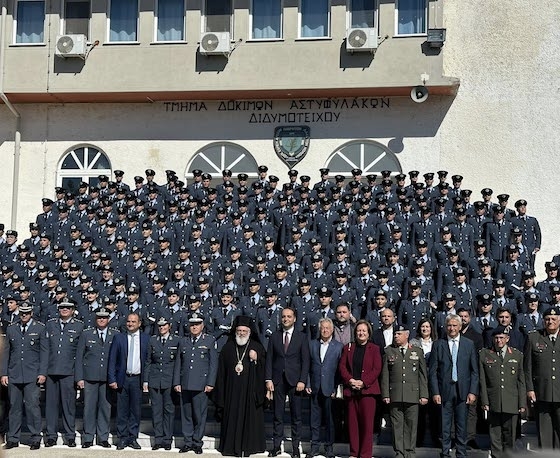 Τα πτυχία επέδωσε στους νέους Αστυφύλακες ο Γενικός Περιφερειακός Αστυνομικός Διευθυντής Ανατολικής Μακεδονίας και Θράκης, Ταξίαρχος Λάμπρος Τσιάρας.