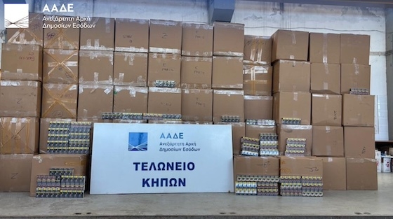 Αυτά είναι τα 280 κιβώτια με λαθραία τσιγάρα τα οποία ήταν  κρυμμένα στο εσωτερικό της καρότσας του φορτηγού.