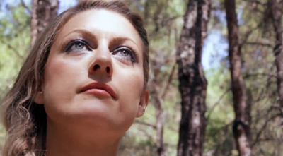 'Love me': Το νέο video clip της Εύας Κανατά.