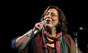 Η σπουδαία ερμηνεύτρια μάγεψε το κοινό με τη μελωδική φωνή της.