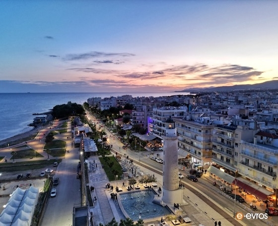 Απευθύνεται σε άτομα και οικογένειες που διαβιούν εκτός τυπικών μορφών στέγης ή σε επισφαλείς συνθήκες διαβίωσης.