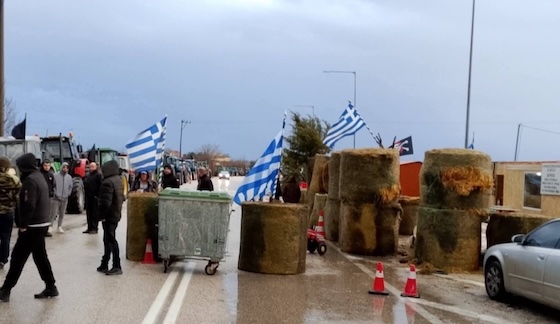Επιμένουν οι αγρότες στα μπλόκα και αναμένεται αντίδραση της κυβέρνησης.