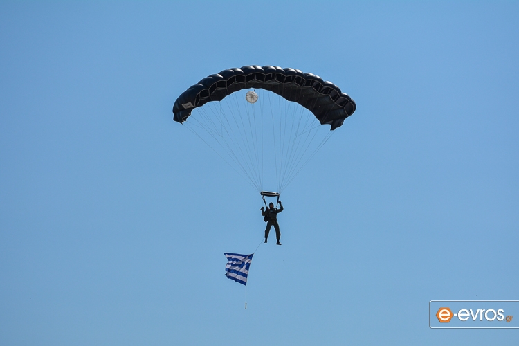 Επίδειξη ρίψης αλεξιπτωτιστών στον αερολιμένα "Δημόκριτος".