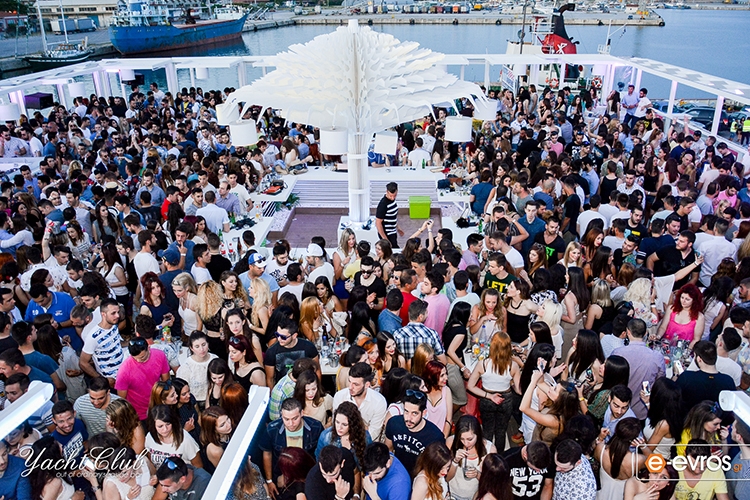 Ο άπαιχτος Teenage Mutants στην ταράτσα του Yacht Club.