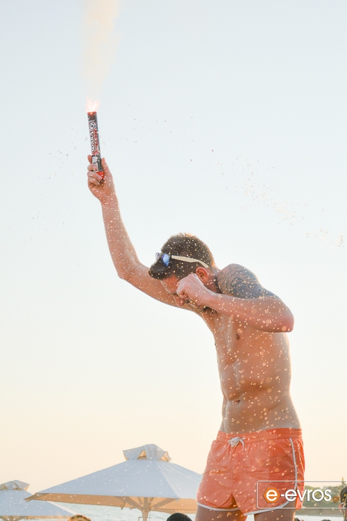 Άνοιξε το Reina Beach Bar με σούπερ Big Bang VIP Party.