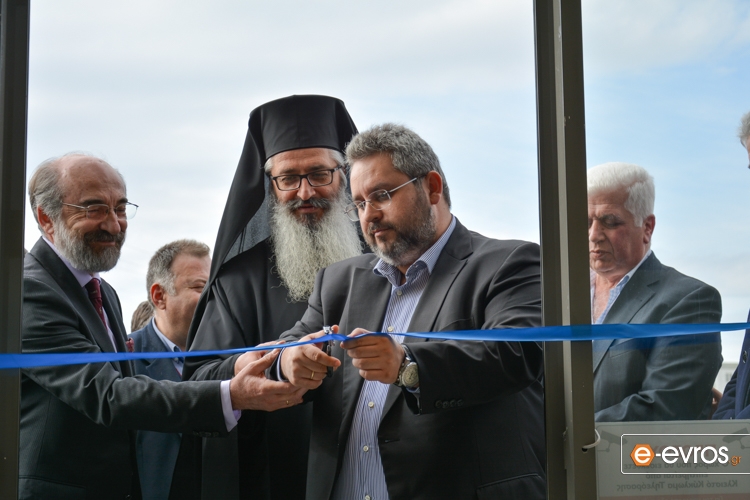 Ο Δήμαρχος με τον Μητροπολίτη και τον Πρόεδρο του ΟΛΑ καθώς κόβουν την κορδέλα!